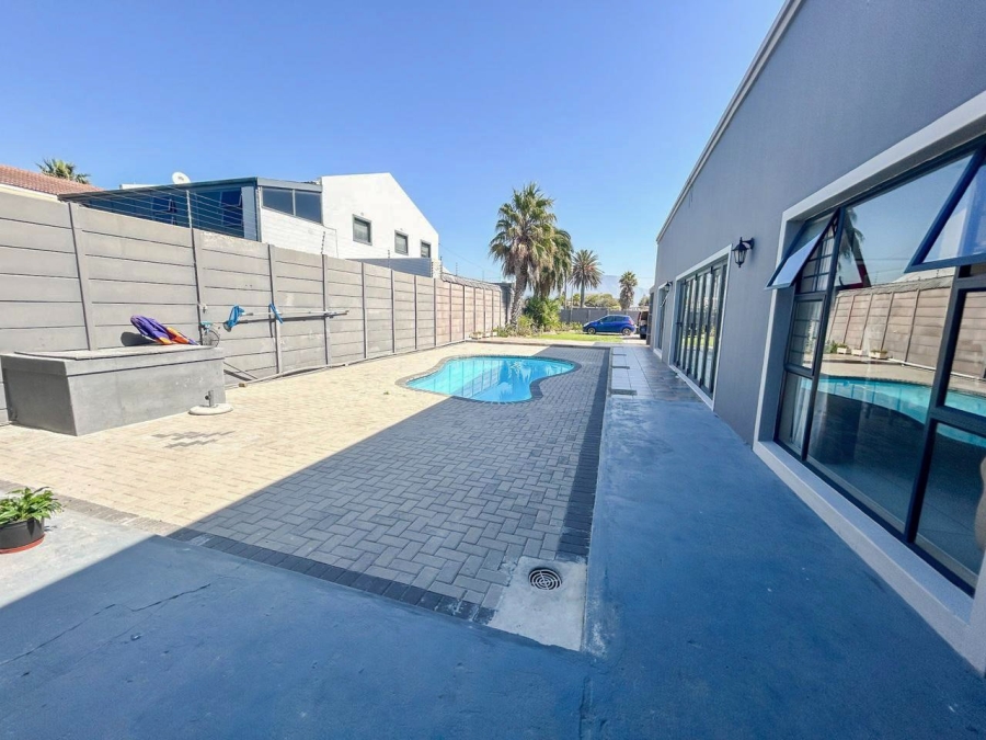 5 Bedroom Property for Sale in Zeekoevlei Western Cape